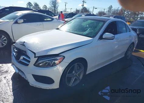 2016 Mercedes-Benz C 300 Sport z USA, uszkodzony, nr VIN 55SWF4JB0GU167033